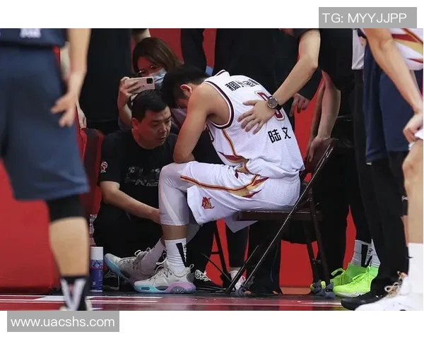 夕阳队核心球员受伤，季后赛前景堪忧